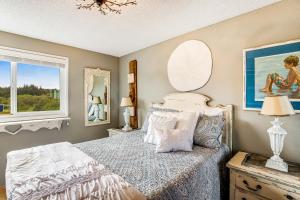 una camera da letto con un letto e una finestra di Salty Kisses a Ocean Shores
