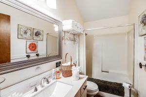 un bagno con lavandino, WC e specchio di Salty Kisses a Ocean Shores Altre 32 foto