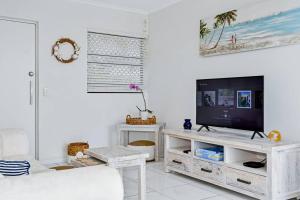 TV a/nebo společenská místnost v ubytování Coastal Chic Apartment - Mooloolaba and Alex