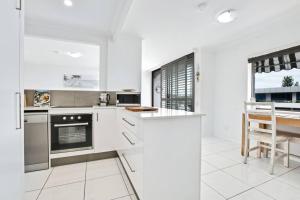 Kuchyň nebo kuchyňský kout v ubytování Coastal Chic Apartment - Mooloolaba and Alex