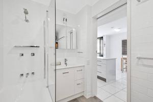 Koupelna v ubytování Coastal Chic Apartment - Mooloolaba and Alex