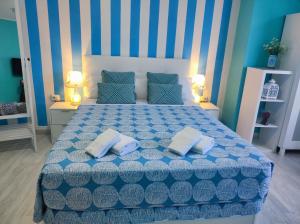 a bedroom with a blue and white bed with two pillows at Pensión Mar Azul in Santiago de Compostela