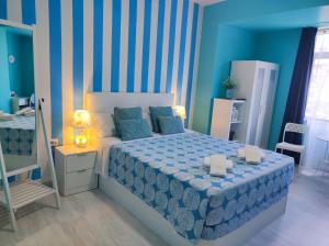 a blue bedroom with a bed and a mirror at Pensión Mar Azul in Santiago de Compostela