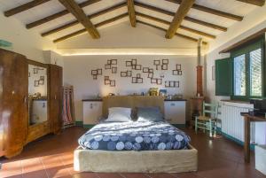 a bedroom with a large bed in a room at casina MeMe in Pescia