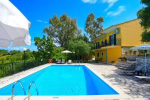 The swimming pool at or close to Villa Joanna
