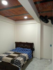 グアドゥアスにあるhermoso apartamento en guaduas (apto 202)の木製の天井が特徴のベッドルーム1室(ベッド1台付)