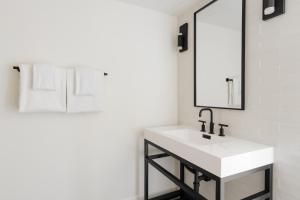 a bathroom with a white sink and a mirror at Sonder Lüm in Inglewood
