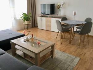ein Wohnzimmer mit einem Sofa und einem Tisch in der Unterkunft Ferienwohnung 2 "Nettchen" Objekt ID 1205 in Waren (Müritz)
