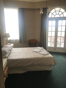 Ένα ή περισσότερα κρεβάτια σε δωμάτιο στο Grand Hotel - Whangarei +3 φωτογραφίες
