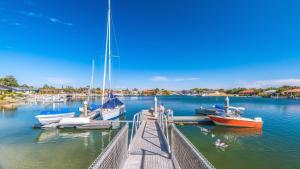 un quai avec des bateaux amarrés dans l'eau dans l'établissement Peninsula Court - Unit 1, à Yamba