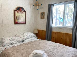 a bedroom with a bed and a window at Jade City Motel in Jade City