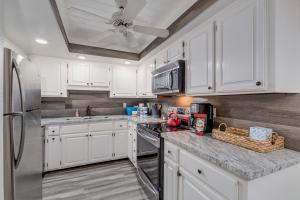 A kitchen or kitchenette at Stunning Golf and Water Views with Large Patio! Biltmore Terrace! condo