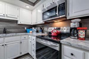A kitchen or kitchenette at Stunning Golf and Water Views with Large Patio! Biltmore Terrace! condo
