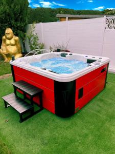 una gran bañera de hidromasaje en un patio con un banco en High Standing! 200m2 Private Garden Jacuzzi Sun Bed & Interior Spa, en Antibes