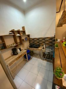 Η κουζίνα ή μικρή κουζίνα στο The Koi Guest House +10 φωτογραφίες