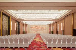 - une rangée de chaises dans une pièce avec plafond dans l'établissement Wanda Realm Chifeng Hotel, à Chifeng
