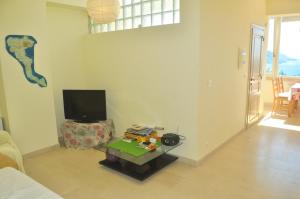 Televízia a/alebo spoločenská miestnosť v ubytovaní House Lemoni, Apartment C - Pelekas, Corfu