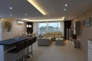 Posezení v ubytování Wileg 4B Luxury Two Bedroom Apartment with Shared Swimming Pool.