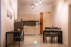 Η κουζίνα ή μικρή κουζίνα στο Lovely 4-bedroom condo with pool for 6 pax - Cheras