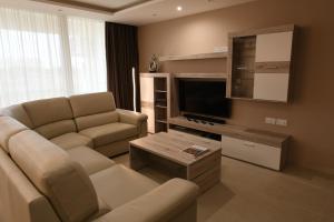 Posezení v ubytování Wileg 4B Luxury Two Bedroom Apartment with Shared Swimming Pool.