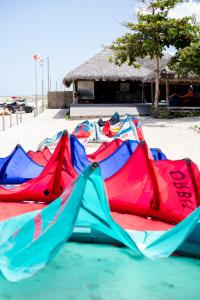 a bunch of kites laying on the beach at Rancho Do Peixe in Prea