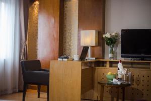 Televiisor ja/või meelelahutuskeskus majutusasutuses Eliana Ruby Hotel & Travel