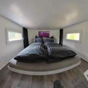 Un pat sau paturi într-o cameră la Ferien im Tiny House