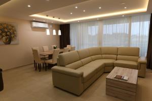 Posezení v ubytování Wileg 4B Luxury Two Bedroom Apartment with Shared Swimming Pool.
