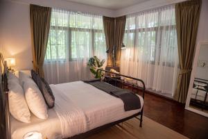 Кровать или кровати в номере A Day Villa Chiangmai +68 фотографий