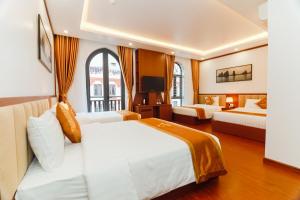 Giường trong phòng chung tại Quỳnh Anh Hotel Hạ Long