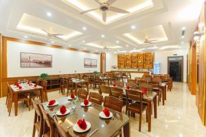 Quỳnh Anh Hotel Hạ Long 레스토랑 또는 맛집