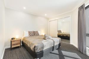 Llit o llits en una habitació de Allara Motor Lodge