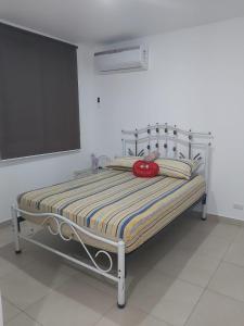 a bed in a white room with a bed sidx sidx sidx at Casa en Playa Privada - A pocos minutos de General Villamil Playas in Posorja