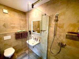 オーバートラウンにあるB&B Simmerのバスルーム(シャワー、トイレ、シンク付)