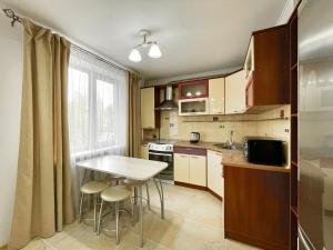 Kitchen o kitchenette sa Букетова 65 2-комн квартира с гостиничным сервисом с белым постельным