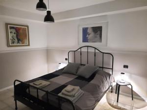 ein Schlafzimmer mit einem schwarzen Bett in einem Zimmer in der Unterkunft Residenza Nisio in Bari