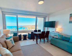 un soggiorno con divano e tavolo con vista di Manly Ocean Beach View Sunrise & Sunset a Sydney