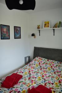 um quarto com uma cama com um edredão colorido em Nice Place em Gdansk