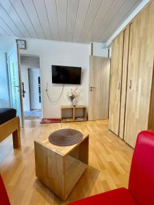 ein Wohnzimmer mit einem Sofa und einem TV an der Wand in der Unterkunft Schlafen wie Zuhause Monteur und Ferienwohnungen in Rahden
