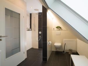- bagno con doccia e servizi igienici sotto le scale di Ferienhaus am Mühlenpfad a Ottweiler