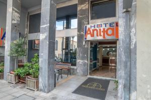 een hoteldierenbord voor een gebouw bij Anita Hotel in Piraeus