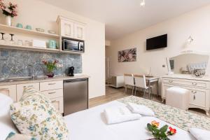 Kuchyň nebo kuchyňský kout v ubytování Stratos Deluxe Apartments
