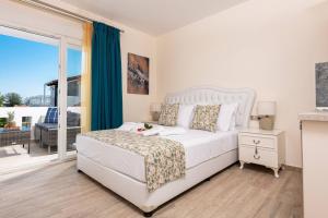 A bed or beds in a room at Stratos Deluxe Apartments