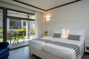 Кровать или кровати в номере Ein Gev Holiday Resort