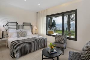 Postel nebo postele na pokoji v ubytování Ein Gev Holiday Resort