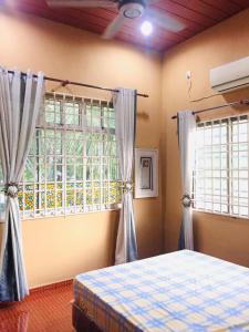 1 dormitorio con cama y ventana en Homestay Cikgu Sungai Batu Besi, en Bedung