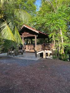 un pabellón en un parque con una palmera en Homestay Cikgu Sungai Batu Besi, en Bedung