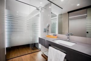 ein Badezimmer mit Waschbecken und Spiegel in der Unterkunft Les Closes in Andorra la Vella
