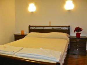 1 dormitorio con 1 cama con 2 vestidores y 2 luces en Xanemos Villa, en Skiathos