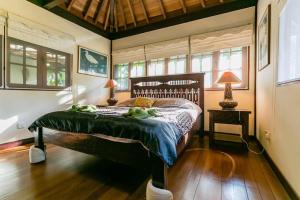 ein Schlafzimmer mit einem großen Bett in einem Zimmer in der Unterkunft Elysia Nongsa 24 Batam Luxury Villa in Nongsa